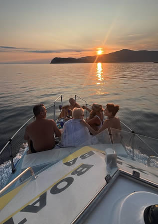 Aperitivo in barca al calar del sole